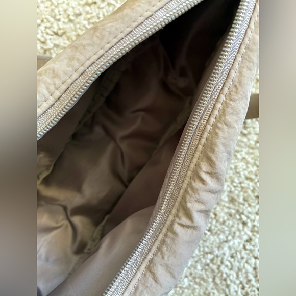 Two Uniqlo shoulder / crossbody bags, black and tan, unisex. - Picture 3 of 4